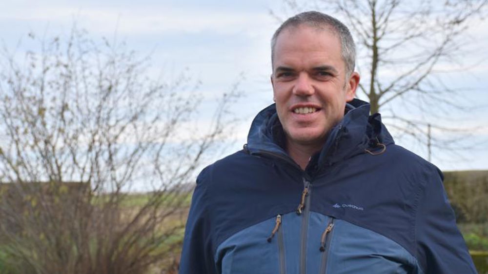 Céréalier en Touraine, Benoît Latour a recruté cinq réfugiés pour la castration du maïs cet été. © Aude Richard